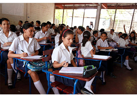 Estudiantes estrenan pupitres gracias a modelo de Responsabilidad Compartida