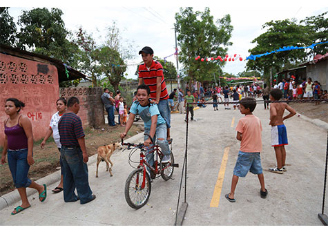 Barrio Waspán Norte estrena moderna calle de concreto hidráulico