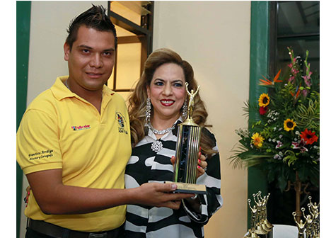 Premian a comparsas ganadoras del Carnaval Alegría por la Vida