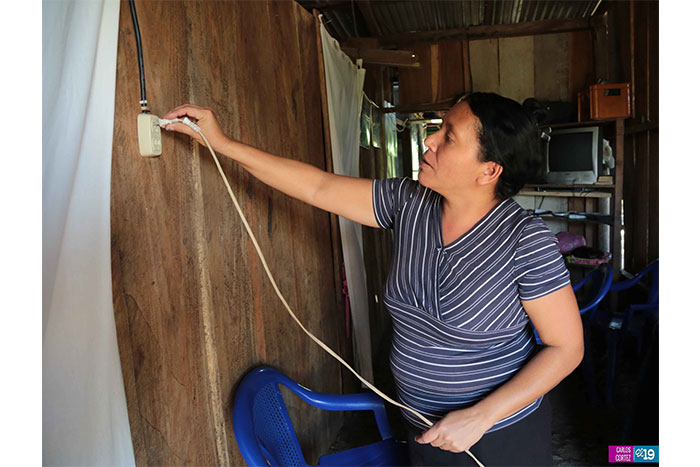 Luz eléctrica llega al barrio Julio Cuaresma del municipio de Matiguás