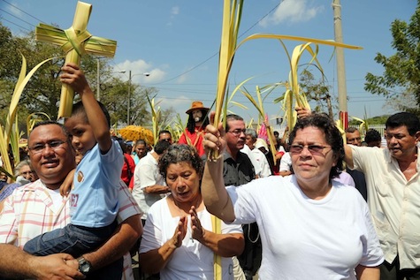 Familias recuerdan con Procesión de la Burrita entrada triunfante de Jesús a Jesuralén