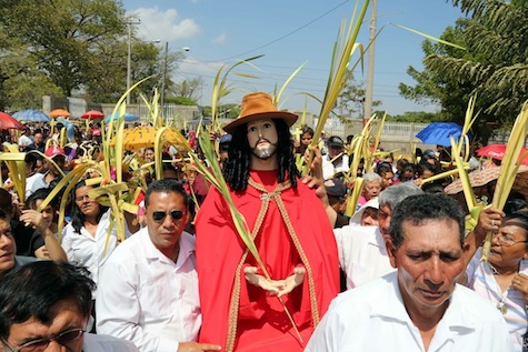 Familias recuerdan con Procesión de la Burrita entrada triunfante de Jesús a Jesuralén