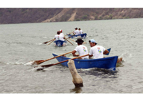 Realizan competencia de lanchas de remos en laguna de Xiloá