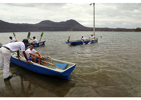 Realizan competencia de lanchas de remos en laguna de Xiloá