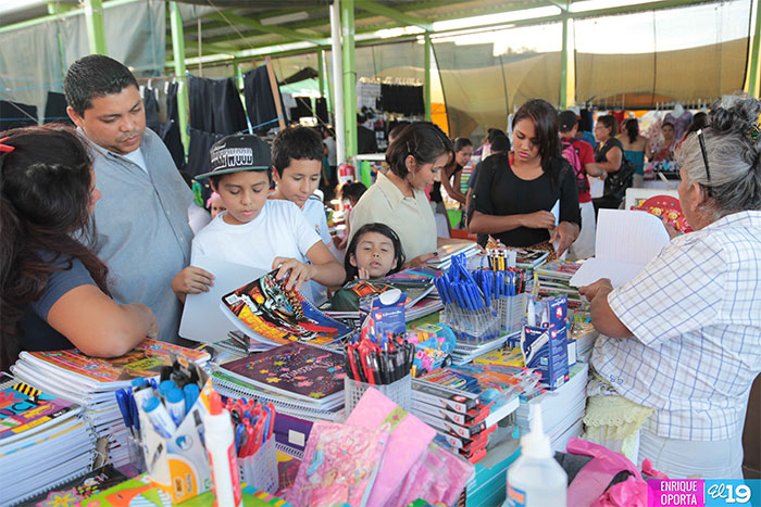 Ambiente escolar invade feria de la economía familiar con buenos precios