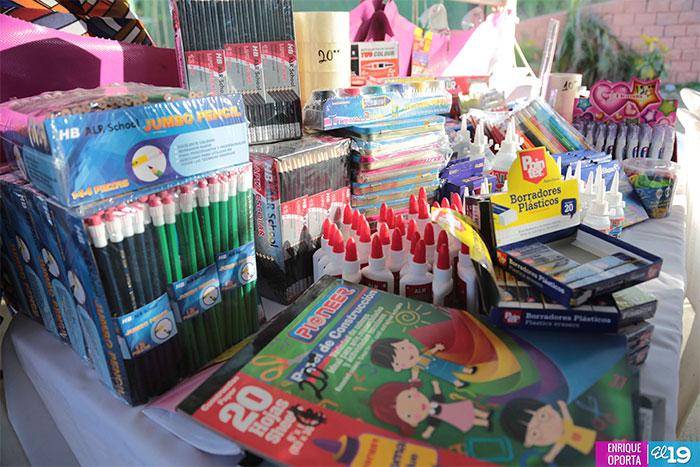 Ambiente escolar invade feria de la economía familiar con buenos precios