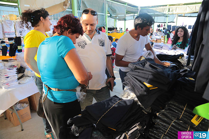 Ambiente escolar invade feria de la economía familiar con buenos precios