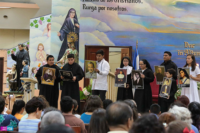 Familias católicas celebran la víspera del natalicio de San Juan Bosco