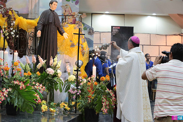 Familias católicas celebran la víspera del natalicio de San Juan Bosco