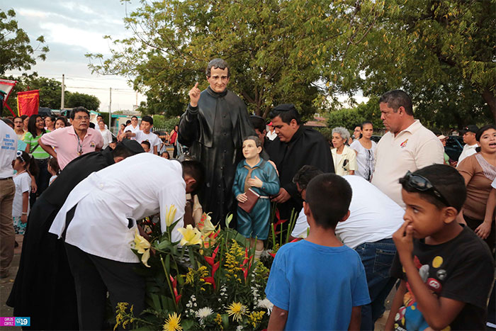 Familias católicas celebran la víspera del natalicio de San Juan Bosco