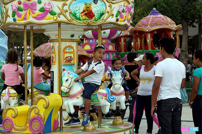 Variada diversión en la Avenida de Bolívar a Chávez
