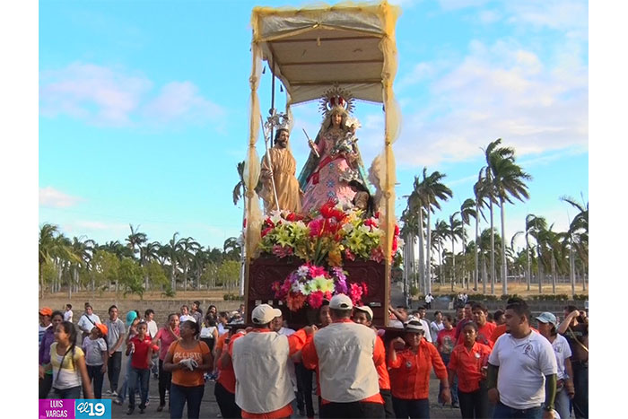 Feligreses participan de procesión a la Virgen de Candelaria
