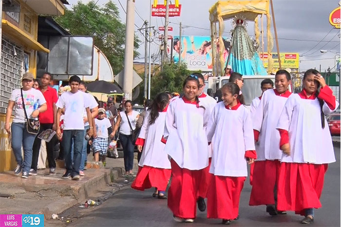 Feligreses participan de procesión a la Virgen de Candelaria