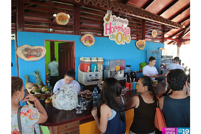 La Hormiga de Oro deleita con sus sorbetes a familias de Managua