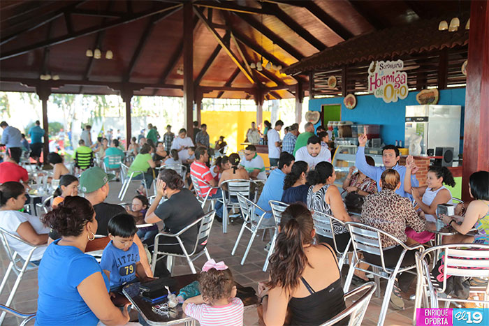 La Hormiga de Oro deleita con sus sorbetes a familias de Managua