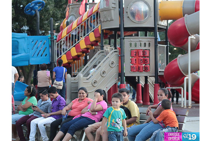 Capitalinos disfrutan de los espacios de recreación familiar