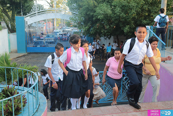 Estudiantes del Rigoberto López Pérez regresan a las aulas de clases