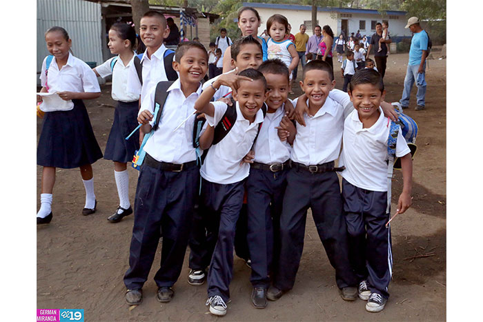 Gobierno facilita transporte a escuela para niñ@s de Ciudad Belén