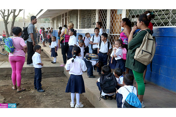 Gobierno facilita transporte a escuela para niñ@s de Ciudad Belén