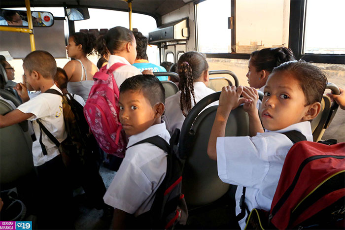 Gobierno facilita transporte a escuela para niñ@s de Ciudad Belén