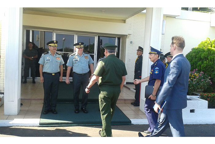 Ministro de Defensa de Rusia rinde honores en Monumento al Soldado de la Patria