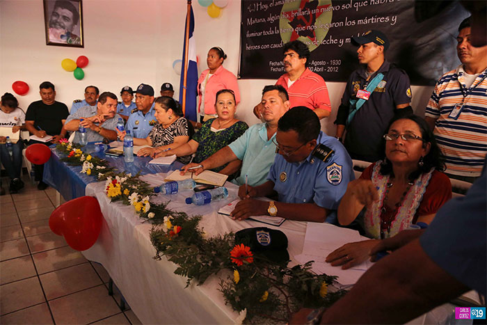 Policía celebra asambleas con familias comerciantes del Mercado Oriental y El Mayoreo