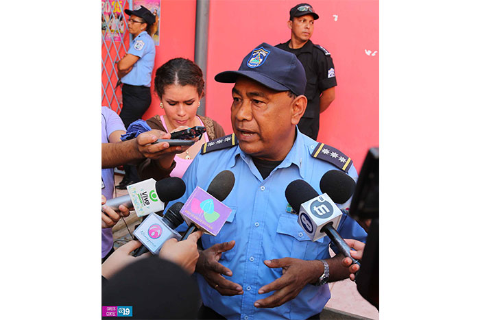 Policía celebra asambleas con familias comerciantes del Mercado Oriental y El Mayoreo