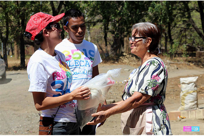 Reciben paquetes alimentarios en el Día del Amor y la Amistad