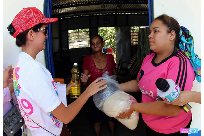 Reciben paquetes alimentarios en el Día del Amor y la Amistad