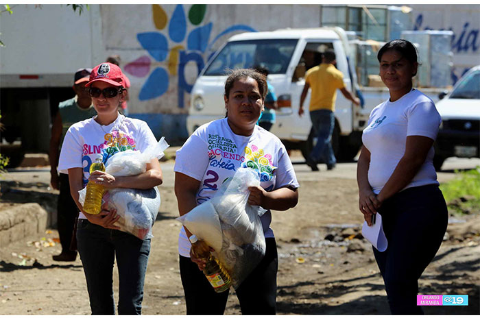 Reciben paquetes alimentarios en el Día del Amor y la Amistad