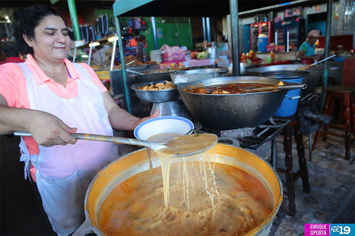 Disfrutan tradicional “sopa de queso” en mercados capitalinos