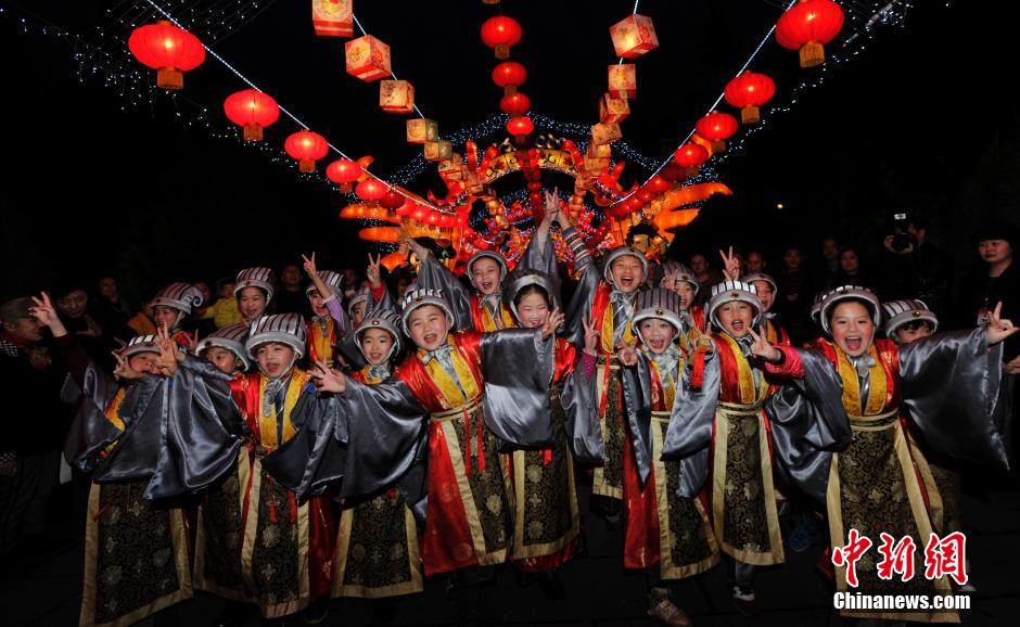 Millones de personas celebran el comienzo de un nuevo año lunar