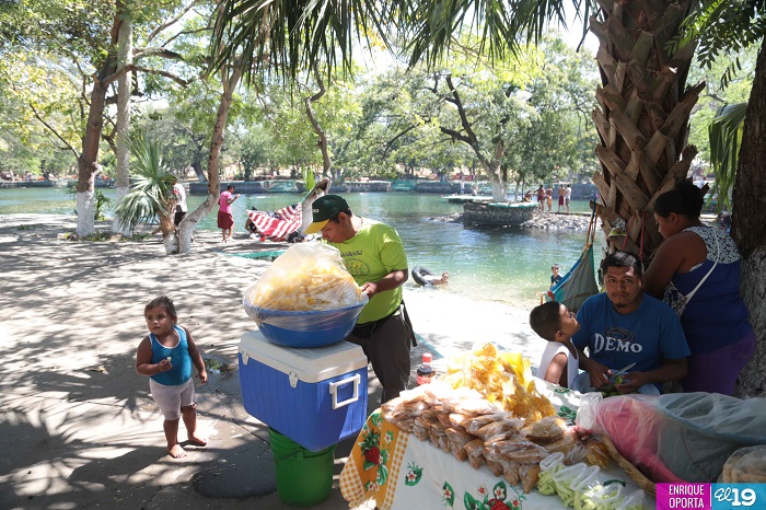 Familias celebran no cobro en balnearios