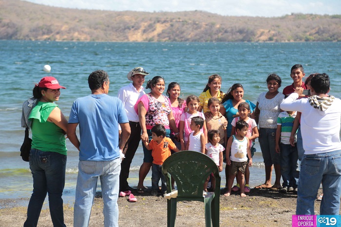 Familias celebran no cobro en balnearios