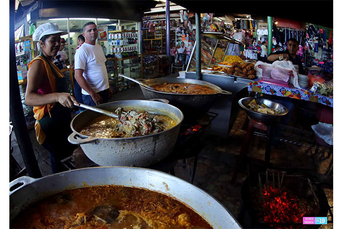 Mercados ofrecen frutas de temporada, mariscos frescos y comidas de cuaresma