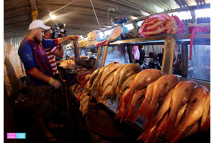 Mercados ofrecen frutas de temporada, mariscos frescos y comidas de cuaresma