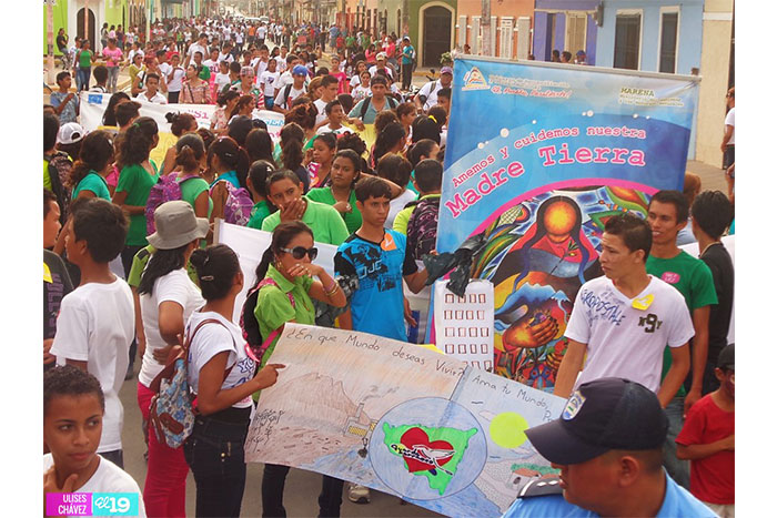 Jóvenes ambientalistas realizan carnaval en Granada