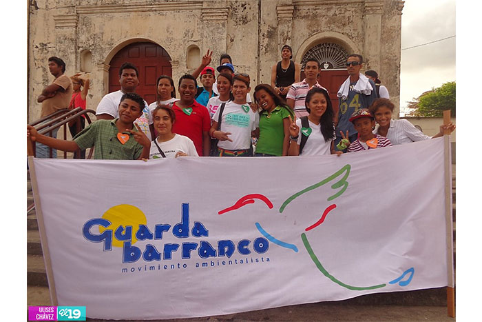 Jóvenes ambientalistas realizan carnaval en Granada