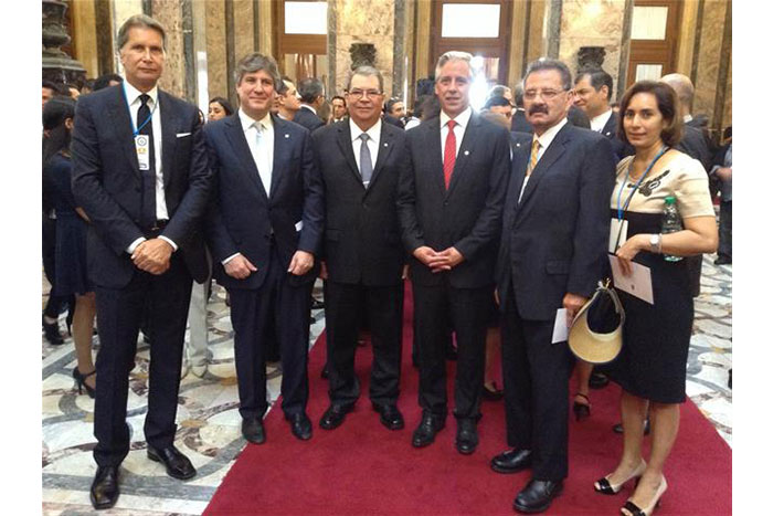 Halleslevens transmite saludo de Daniel y Rosario a nuevo presidente de Uruguay