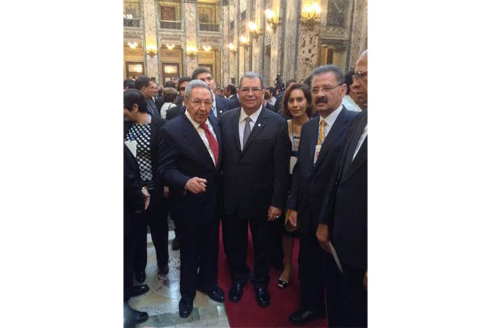 Halleslevens transmite saludo de Daniel y Rosario a nuevo presidente de Uruguay