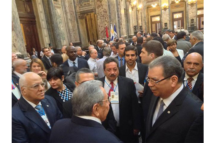 Halleslevens transmite saludo de Daniel y Rosario a nuevo presidente de Uruguay