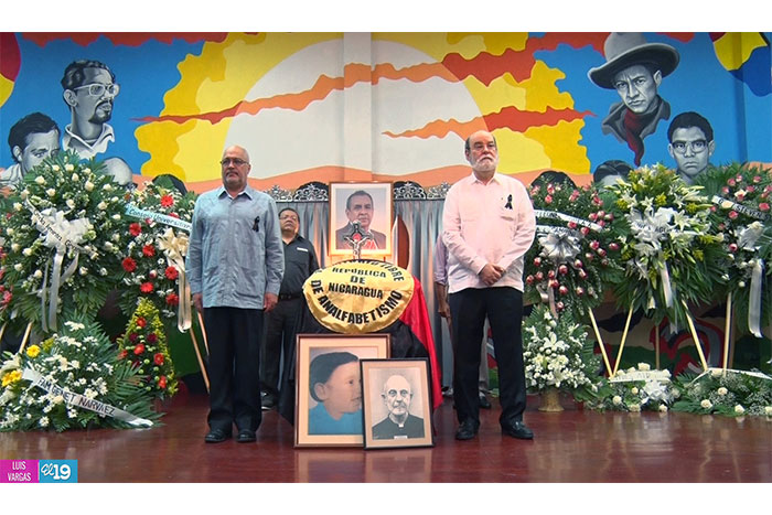 Rinden honores al Rector Elmer Cisneros Moreira