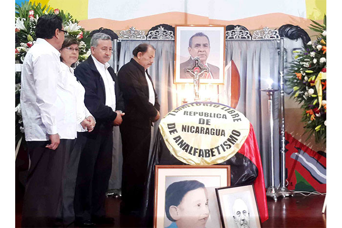 Presidente Daniel rinde homenaje póstumo al Rector Elmer Cisneros