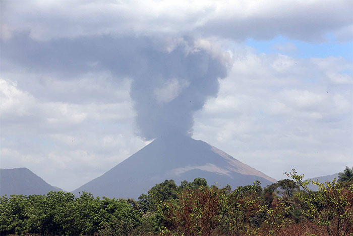 Dos explosiones en Volcán San Cristóbal
