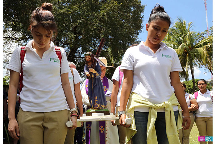 Celebran tercer Vía Crucis en la Universidad Católica