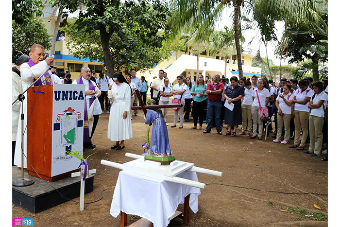Celebran tercer Vía Crucis en la Universidad Católica