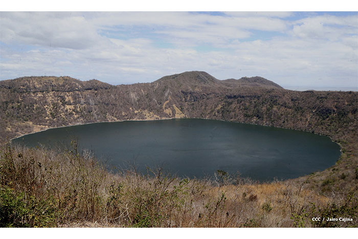 Especialista de Ineter realiza inspección en volcán Apoyeque