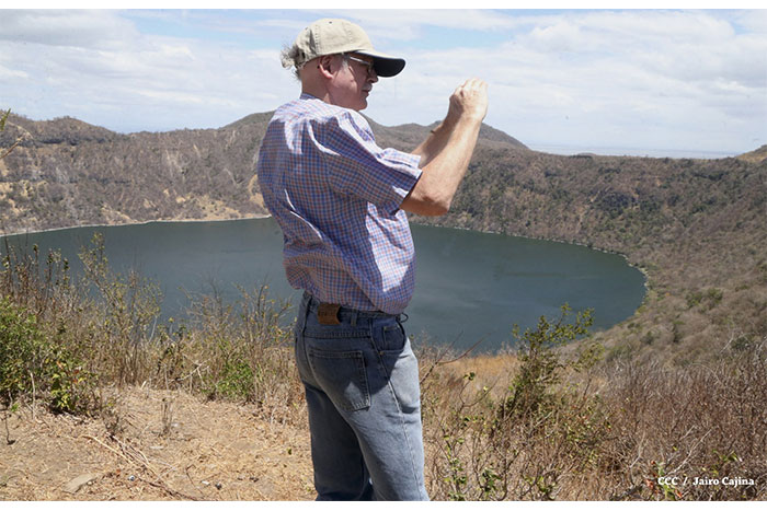 Especialista de Ineter realiza inspección en volcán Apoyeque