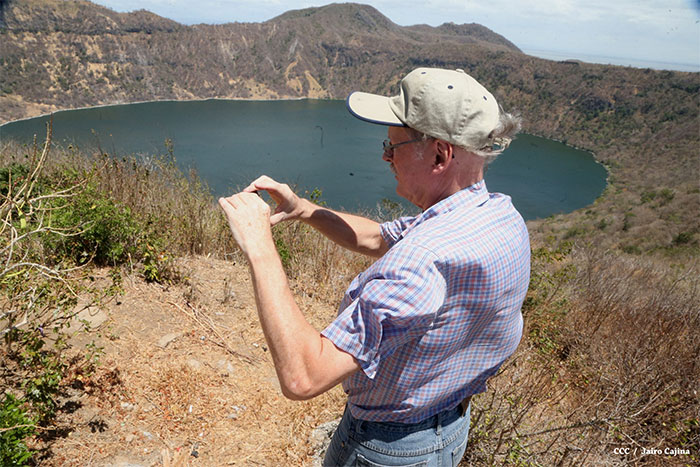 Especialista de Ineter realiza inspección en volcán Apoyeque