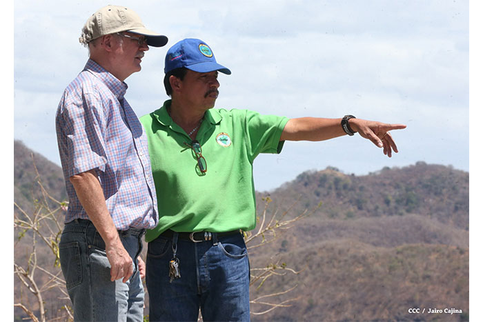 Especialista de Ineter realiza inspección en volcán Apoyeque